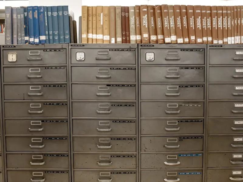 Classeurs et documents techniques désorganisés